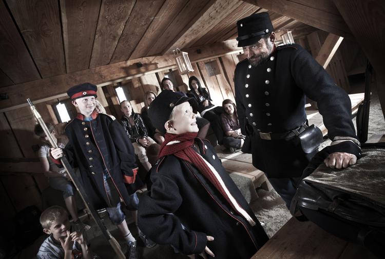 Udstyrsstykke. Et par udvalgte får lov til at blive iklædt tøj og ustyr, som soldaterne bar i 1864, inden de skal inspicere løbegravene og lære at marchere. 