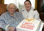 VETERAN. Arkivfoto fra Florence Greens 109 års fødselsdag, hvor hun fik en fødselsdagskage af det britiske flyvevåben. 