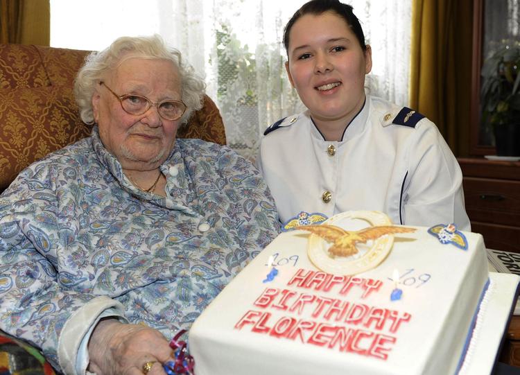 VETERAN. Arkivfoto fra Florence Greens 109 års fødselsdag, hvor hun fik en fødselsdagskage af det britiske flyvevåben. 