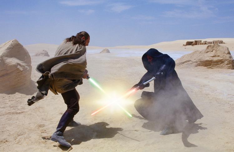 Qui-Gon krydser lyssværd med Darth Maul. 