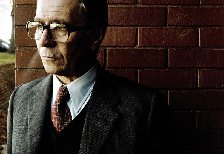 Facade. Gary Oldman er fremragende og giver den anonyme Smiley noget truende bag det ikkeeksisterende smil. 