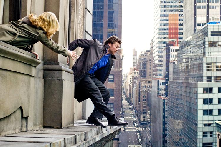 Spring! »Så spring dog for pokker og få det overstået!«. Som biografpublikum er man lige ved at råbe som de newyorkere, der stimler sammen ned på gaden og kigger op på hovedpersonen i en film, der skæmmes af overfladisk karaktertegning.