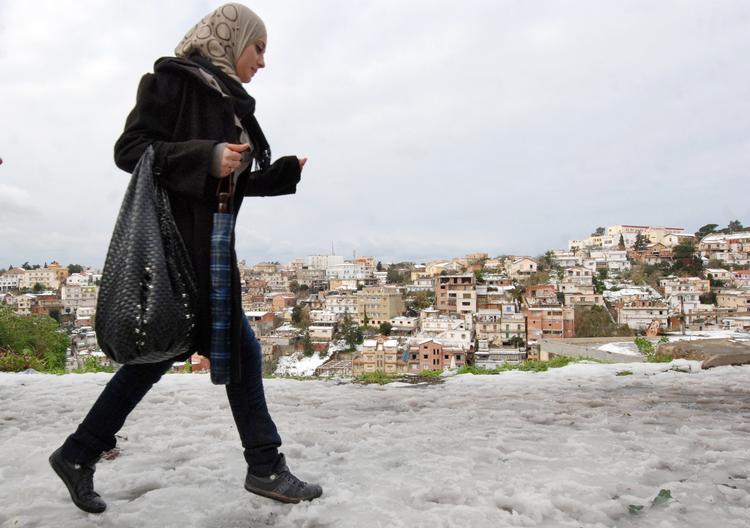 Kulde. Mindst 44 mennesker i det nordafrikanske land Algeriet er i den forløbne uge omkommet på grund af den usædvanlige kulde. 