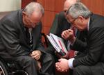 Tvivl. Luxembourgs finansminister Jean Claude Juncker, til højre, taler med sin tyske kollega Wolfgang Schauble, til venstre, på europruppens ministermøde i Bruxelles. 