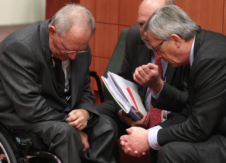Tvivl. Luxembourgs finansminister Jean Claude Juncker, til højre, taler med sin tyske kollega Wolfgang Schauble, til venstre, på europruppens ministermøde i Bruxelles. 