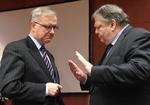 Diskussion. EU's økonomikommissær  Olli Rehn (TV) og den græske finansminister Evangelos Venizelos deltog i krisemødet i aftes. 