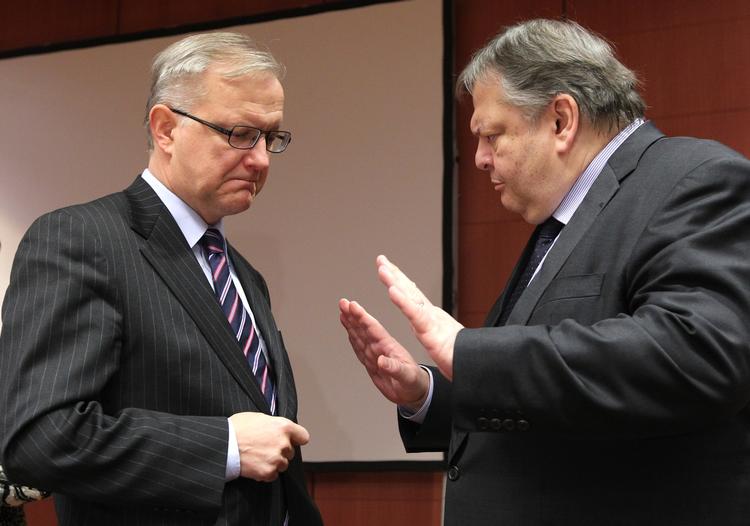 Diskussion. EU's økonomikommissær  Olli Rehn (TV) og den græske finansminister Evangelos Venizelos deltog i krisemødet i aftes. 