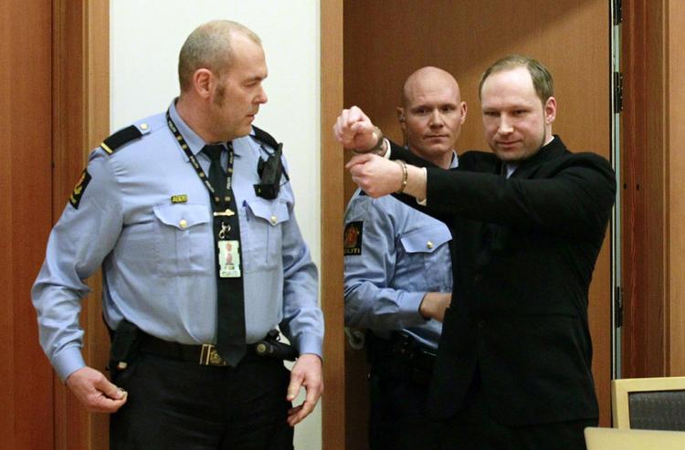 Flugt. Anders Behring Breivik ville angiveligt flygte i fly til Serbien men som bekendt lykkedes det ikke. 