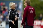Mødepligt. Landstræner Morten Olsen vil ikke høre tale om, at Nicklas Bendtner går glip af en landsholdstræning på grund af et retsmøde. 