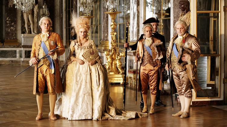 Kostumedrama. Parykkerne er stadig høje, men angsten for bødlens guillotine har sneget sig indenfor på Versailles i det stort anlagte drama, der åbnede en Berlinale med fokus på revolution. Foto fra filmen 