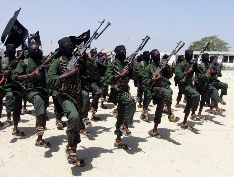 SAMMENSLUTNING. Al-Shabaab i Somalia går nu sammen med al-Qaeda, meddeler de to terrornetværk. Arkivfoto af al-Shabaab-krigere under militærtræning syd for Mogadishu. 