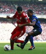 Duel. Luis Suarez (t.v.) og Patrice Evra mødes lørdag eftermiddag kl. 13.45 for første gang, siden Suarez fik otte spilledages karantæne for at ytre sig racistisk overfor Manchester Uniteds franske forsvarsspiller. 
