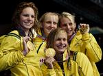 guldvinder. VM-guldet i 2007 i 4x100 meter medley er blot én af 15 titler for Lisbeth Trickett (forrest). 
