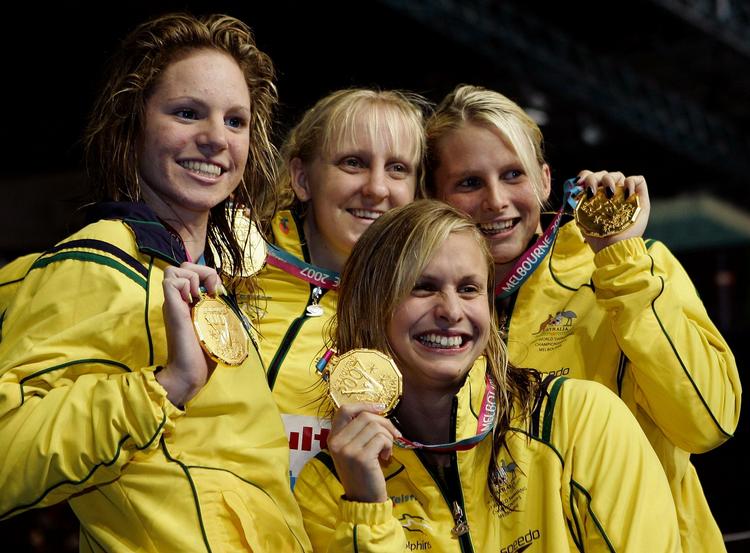 guldvinder. VM-guldet i 2007 i 4x100 meter medley er blot én af 15 titler for Lisbeth Trickett (forrest). 