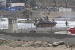 KAMPE. Styret har sendt tanks ind i flere oprørsbyer, siger oppositionskilder i Syrien. Her et foto, der angiveligt viser en kampvogn i byen Idlib. 