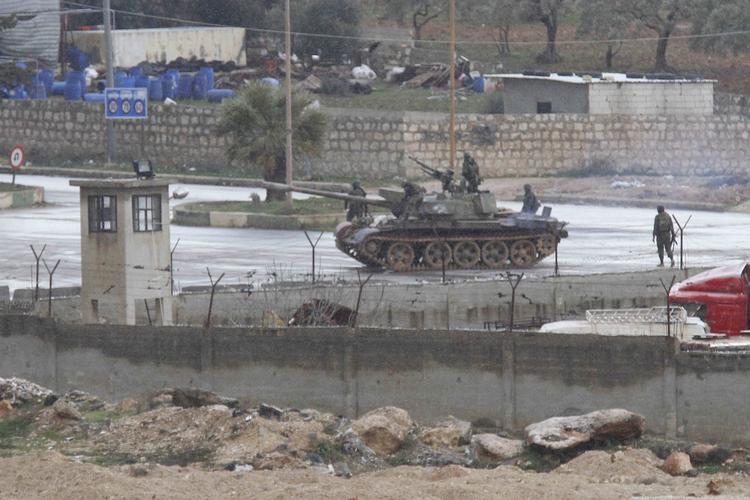 KAMPE. Styret har sendt tanks ind i flere oprørsbyer, siger oppositionskilder i Syrien. Her et foto, der angiveligt viser en kampvogn i byen Idlib. 