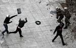 OPTØJER. Politi og demontranter er i dag stødt sammen i gaderne i Athen. Demonstranterne vil ud af euro-samarbejdet og vil ikke acceptere nedskæringer. 