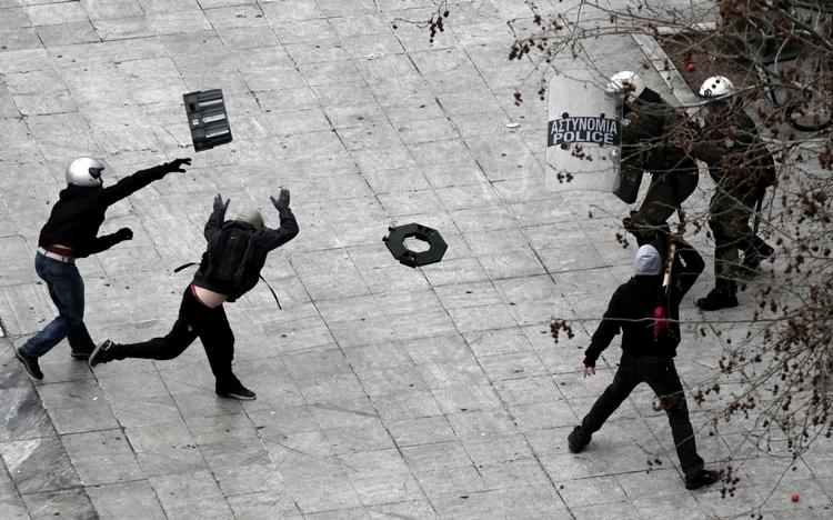 OPTØJER. Politi og demontranter er i dag stødt sammen i gaderne i Athen. Demonstranterne vil ud af euro-samarbejdet og vil ikke acceptere nedskæringer. 