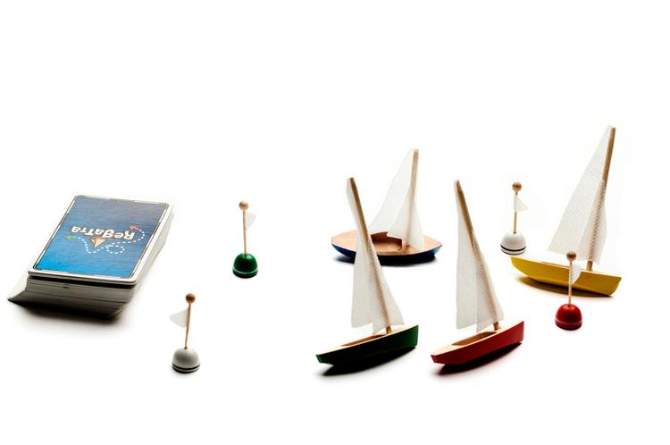 levende hav.  'Regatta' er et hit af et sejlerspil: Læg bevægelseskortene på bordet, som de små skibe skal følge, og prøv at komme først i mål. Hele spisebordet bliver til et levende hav, og spilletiden kan trinløst  indstilles efter ens tid og  bordplads. 