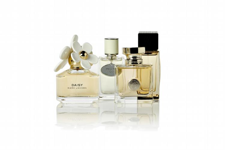 parfume. En læser spørger, om det er en fordel at sprøjte parfume på tøjet frem for på huden. 