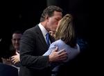 Medvind. Den republikanske præsident kandidat gav hustruen et smækkys på Cpac-konferencen i Washington. Her fører han sig frem for vælgerne efter en sand succesuge for ham. 