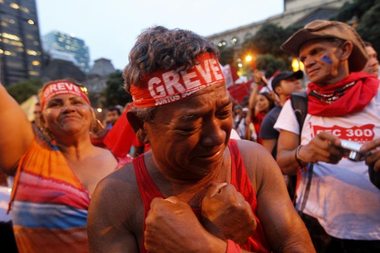 Strejke. Vrede offentligt ansatte demonstrerer i Rio de Janeiro. 