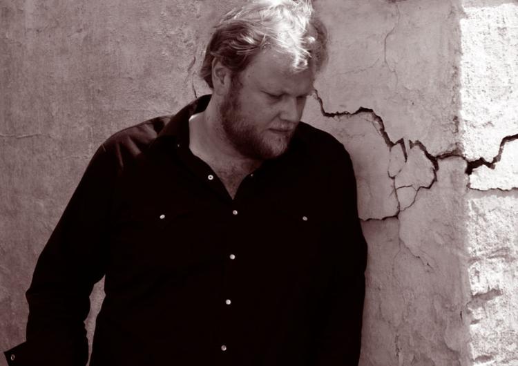 Vintermørke. CS Nielsen (i billedet) og landsmanden Anders Mathiasen under navnet Vessel  ligger tæt op ad hinanden. Men det er Vessel, der faktisk kan få os op fra kulkælderen. 