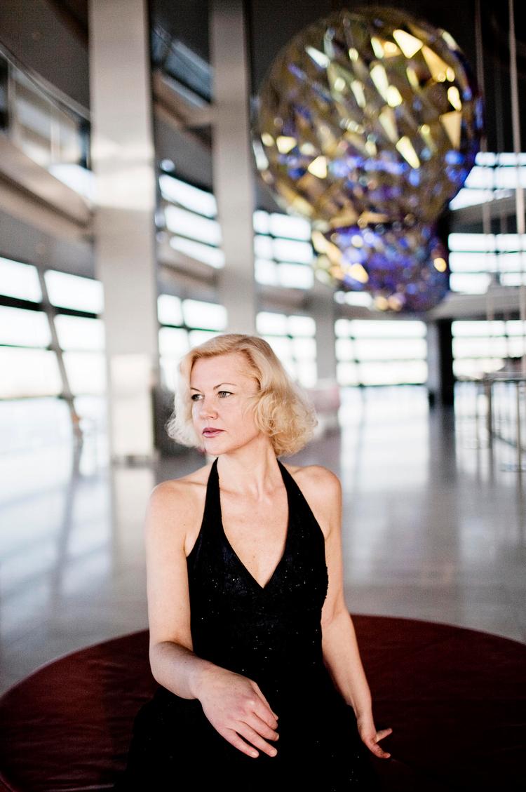 STORMVEJR. Anne-Marie Vedsø Olesen formår at skabe drama i og under Operaen på Holmen. 