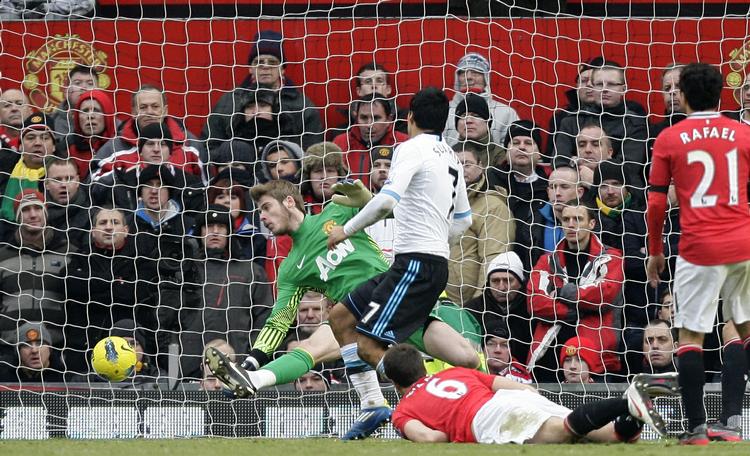mål. Selv om der var fokus på så meget andet end fodbold, fik Luis Suarez scoret mod Manchester United. 