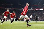 1-0. Med en helflugter bragte Wayne Rooney Manchester United på vinderkurs mod Liverpool. 