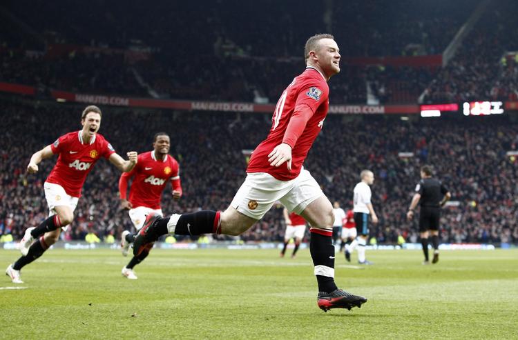 1-0. Med en helflugter bragte Wayne Rooney Manchester United på vinderkurs mod Liverpool. 
