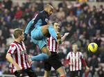 SEJRSMÅLET. I overtiden fik Thierry Henry prikket bolden i mål på Andrej Arshavins oplæg. 