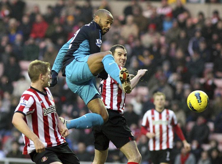 SEJRSMÅLET. I overtiden fik Thierry Henry prikket bolden i mål på Andrej Arshavins oplæg. 