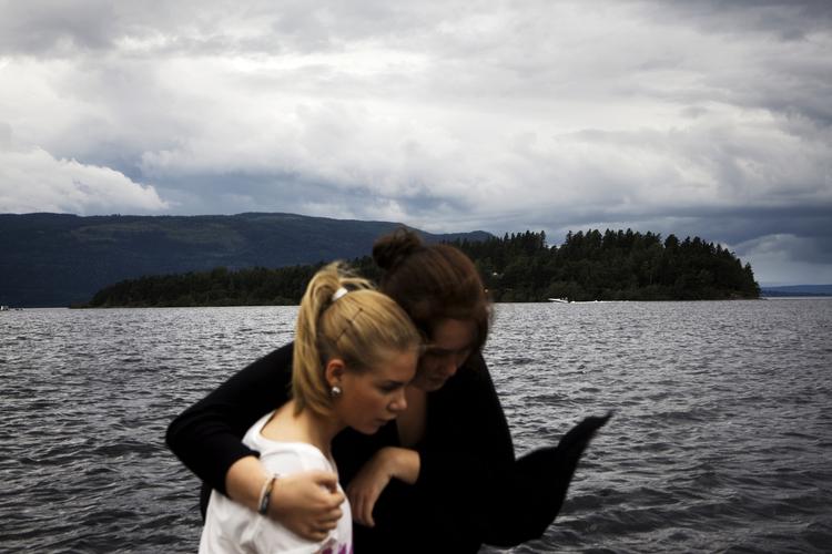 Norge. 40 norske kommuner har takket ja tak til det omdiskuterede mindesmærke, mens resten af de i alt 56 norske kommuner, der mistede indbyggere under massakren på den lille norske ø, er i tvivl eller har takket nej, skriver NRK. 