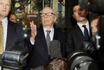 Mediemogulen Rupert Murdoch har ikke tænkt sig at lukke den britiske tabloidavis The Sun, siger han. 