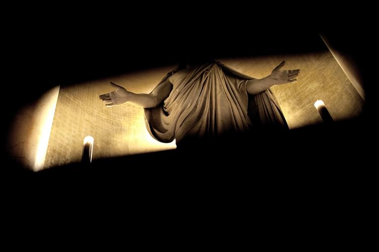 Tro. Landets kirker har færre besøgende, men bruger flere og flere penge. Nu siger folkekirken selv stop. 