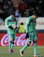 Slået. Efter 2-3 mod Osasuna skal Messi (t.v.) og Alexis Sanchez ændre fokus og koncentrere sig 100 procent om Champions League. 