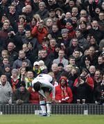 Knæfald. Luis Suárez scorede et mål på Old Trafford, men kampen vil kun blive husket for det manglende håndtryk. 