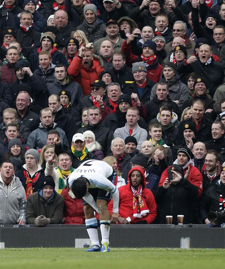 Knæfald. Luis Suárez scorede et mål på Old Trafford, men kampen vil kun blive husket for det manglende håndtryk. 