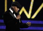 MINDEORD. Vært ved nattens Grammy-fest var LL Cool J, som er en amerikansk rapper. Hans navn står for 'Ladies Love Cool James' - 'Kvinder Elsker Seje James'. 