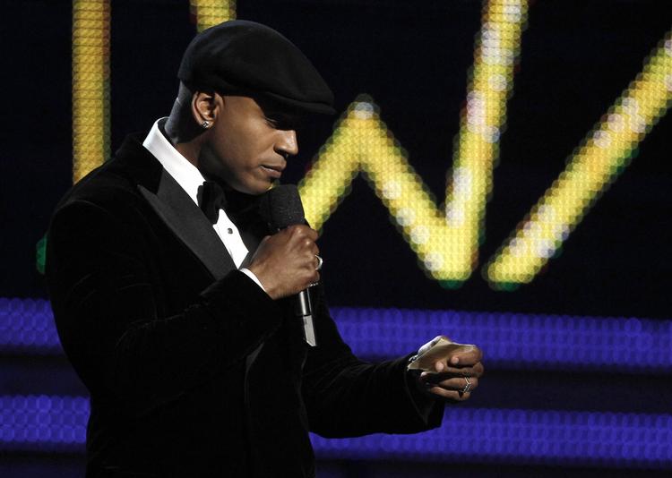 MINDEORD. Vært ved nattens Grammy-fest var LL Cool J, som er en amerikansk rapper. Hans navn står for 'Ladies Love Cool James' - 'Kvinder Elsker Seje James'. 