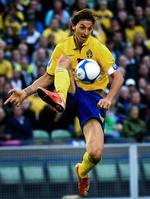 BADBOY. Zlatan Ibrahimovic er blevet superstjerne, fordi han tør være selvfed og fordi han leverer varen på fodboldbanen. Han finder sig ikke inoget og går ikke andre veje end sine egne. 