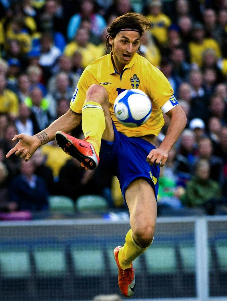BADBOY. Zlatan Ibrahimovic er blevet superstjerne, fordi han tør være selvfed og fordi han leverer varen på fodboldbanen. Han finder sig ikke inoget og går ikke andre veje end sine egne. 