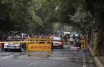 EKSPLOSION. En bombe sprang i en bil parkeret udenfor den israelske ambassade i New Delhi mandag. Endnu et bombeangreb mod en israelsk diplomatbil blev afværgret i Georgien. 