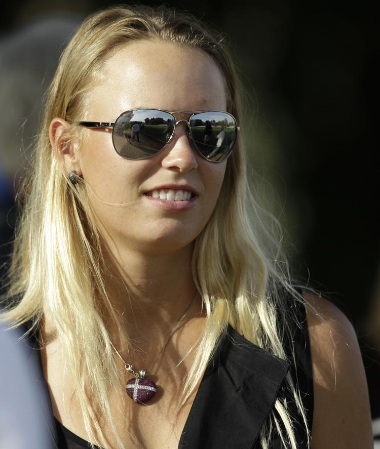 Caroline Wozniacki ankom til Mellemøsten allerede i sidste uge, hvor hun bl.a. fulgte kæresten Rory McIllroy på golfbanen under Dubai Dessert Classic. 