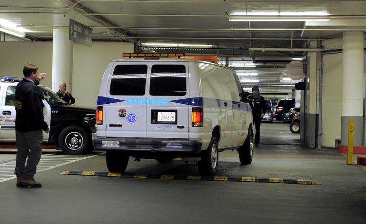 Retsmedicinere skal nu afgøre, hvad der var årsagen til 48-årige Whitney Houstons død. 