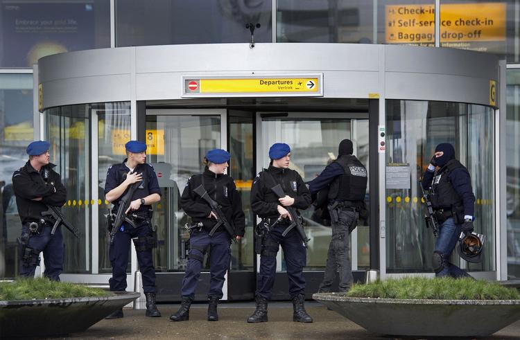 Bombealarm. Der var stort politiopbud i den travle hollandske lufthavn. 