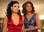 Gensyn. Whitney Houston spiller moren til tre søstre, der bliver et hit som trio. 