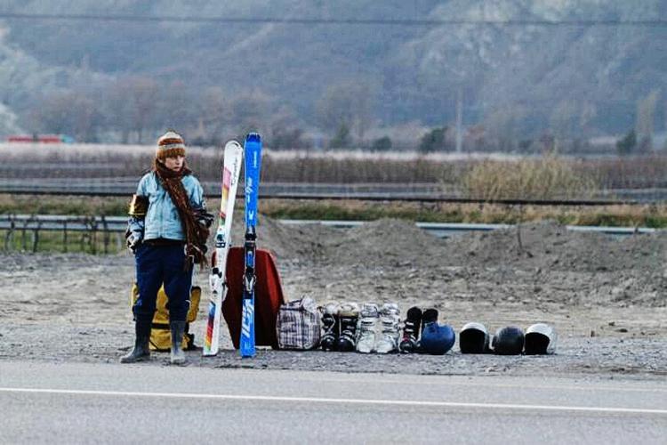 SLALOM. Som en tyvagtig ål snor Simon sig hjemmevant mellem turisterne på toppen af bjerget, mens han rager til sig af deres udstyr i den fascinerende franske film 'L'enfant d'en haut'. 