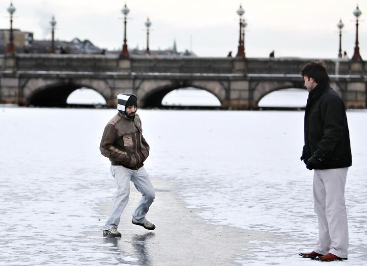 Frossen. Selv om Søerne i København er dækket af is, er de endnu ikke frigivet til færdsel. Kravet er 18 centimeters istykkelse. (Arkivfoto) 